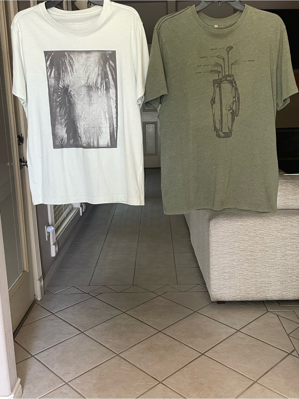 Banana Republic Men M Lot 2 Graphic Tees Golf Palm Tree Casual Athleisure - Picture 5 of 12